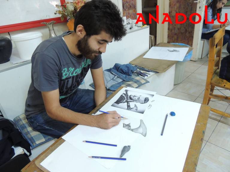 Karakalem Resim Yapan Bir Öğrenci